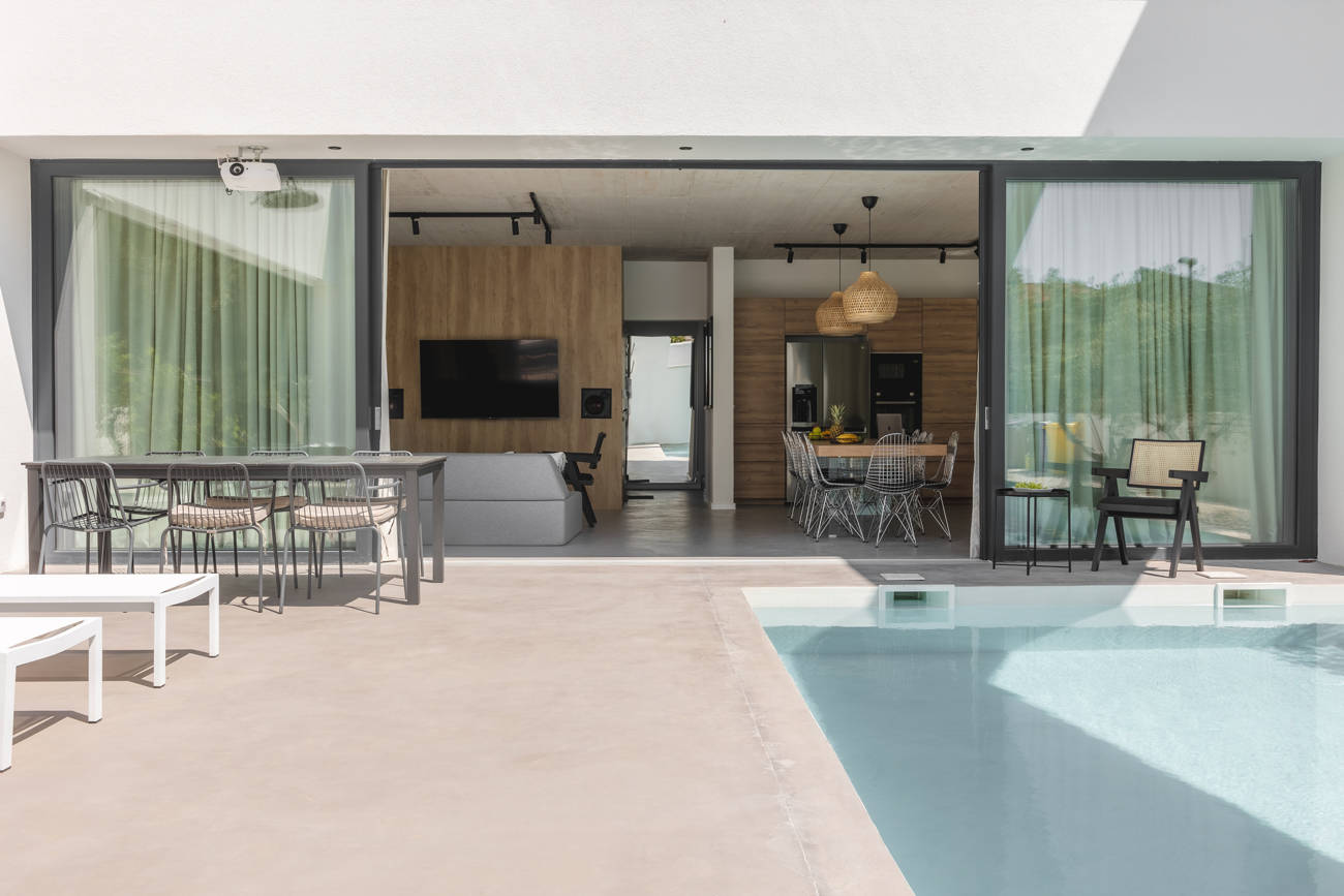 Jardin avec sol et piscine en béton ciré à Perpignan 