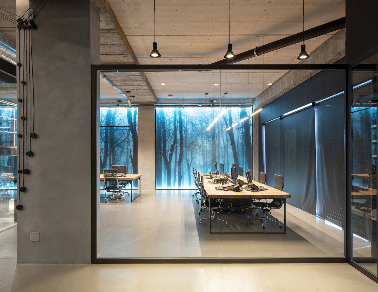  Bureaux bien éclairés avec sol en béton ciré à Nîmes. 