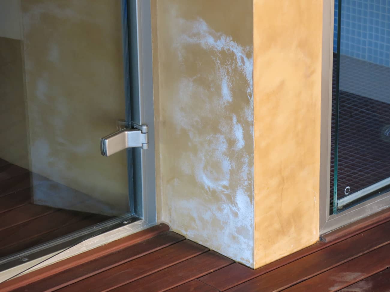 Microcemento y humedad: pared con manchas blancas
Microcemento y humedad: pared con manchas blancas