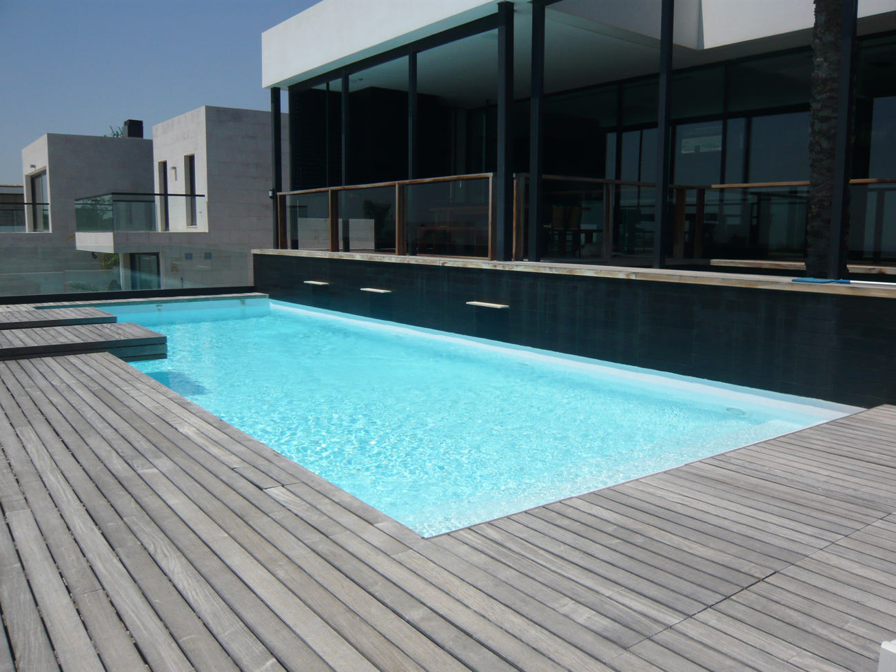 villa Genova con piscina a due piani in microcemento 