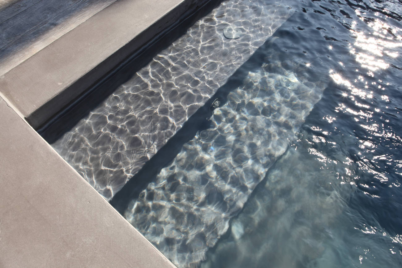   alberca piscina con piso y bordes de microcemento en Tijuana