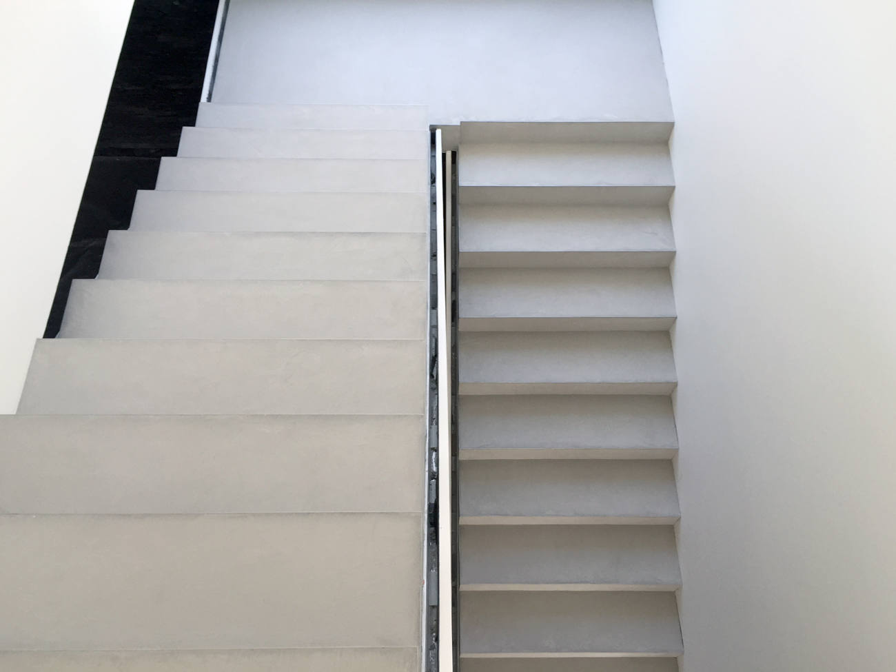 Apartamento Cádiz con escaleras de microcemento 