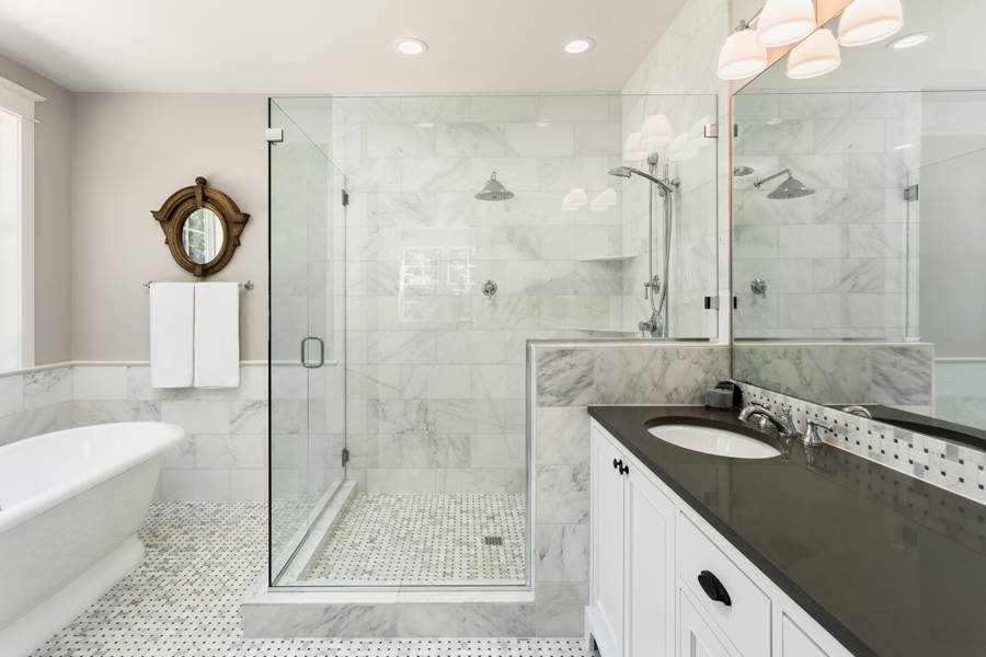 Spacious bathroom with old floor and shower tiles baño con azulejos