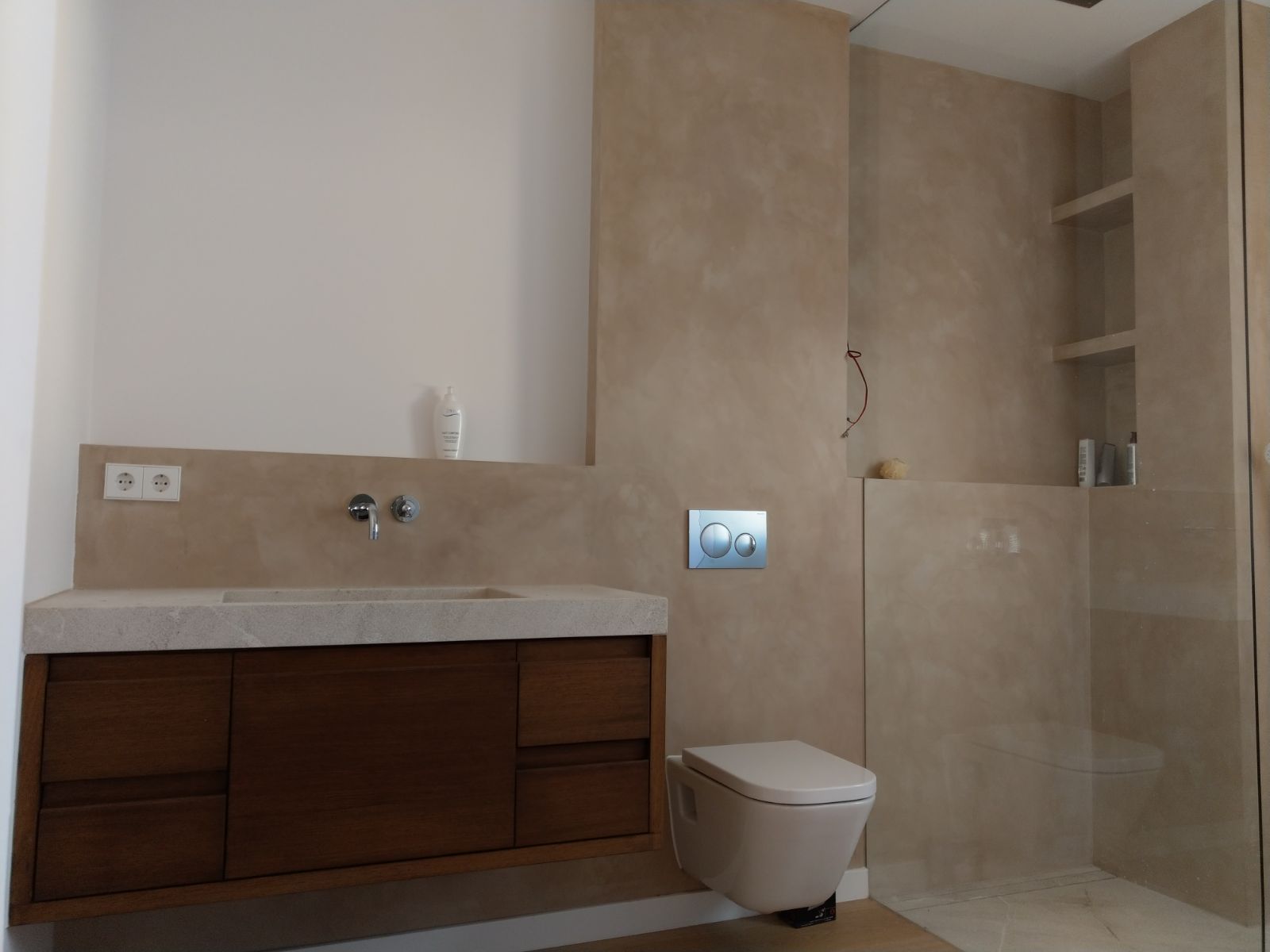 baño con paredes de microcemento en Granada 