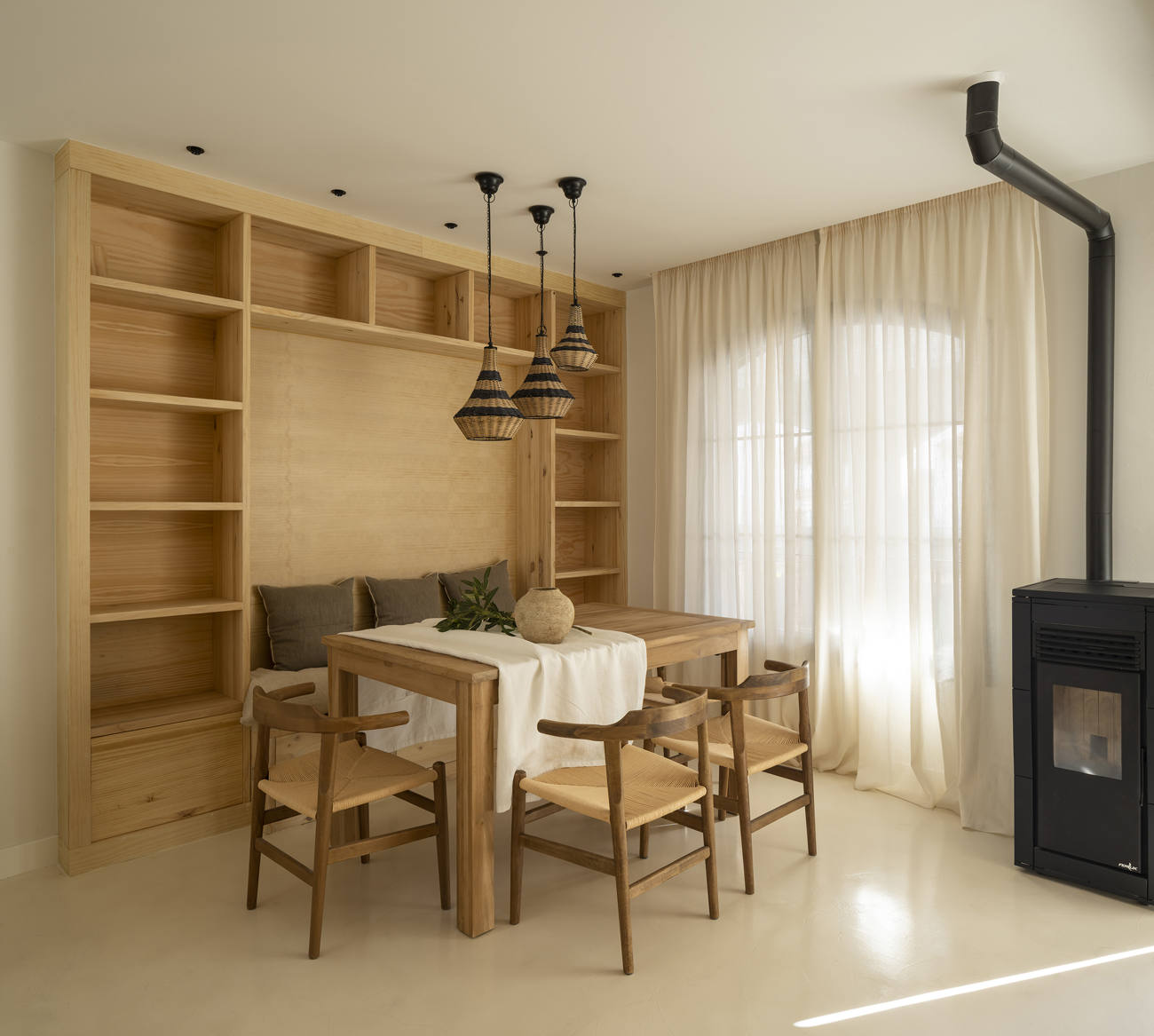 Casa en Cádiz con microcemento en suelo del salón Casa en Cádiz con microcemento en suelo del salón