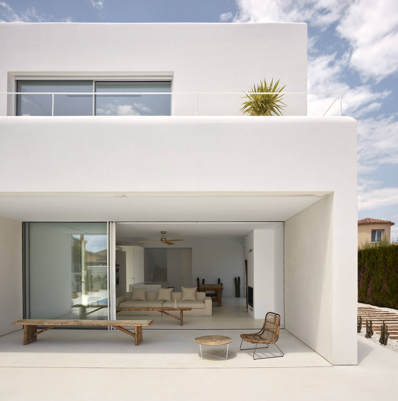 Chalet en Cádiz con fachada y suelo exterior de microcemento blanco Chalet en Cádiz con fachada y suelo exterior de microcemento blanco