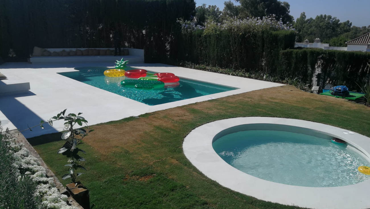  chalet con piscinas de microcemento en Málaga