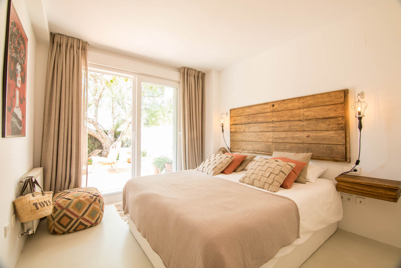 dormitorio con suelo de microcemento en Málaga 