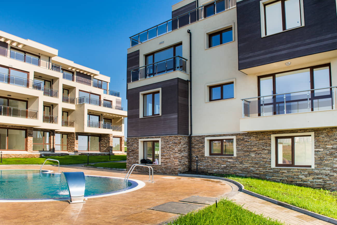  Logement avec vue sur le lac et espace piscine décoré en béton imprimé à Annecy.
