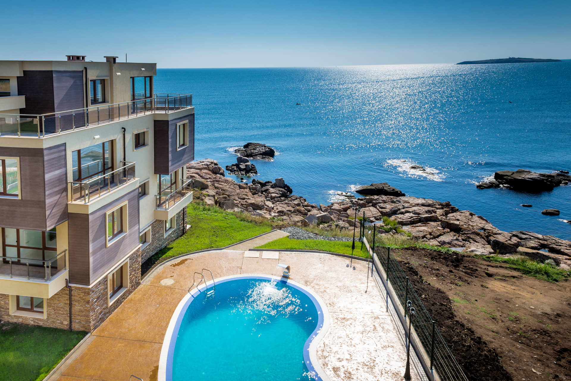 Apartamentos de lujo junto al mar con pavimento exterior de hormigón impreso en Santander 