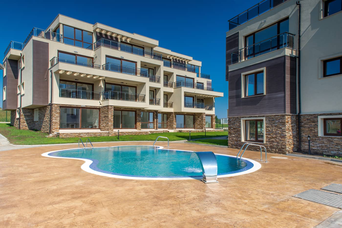 Hormigón impreso limpio alrededor de una piscina Hormigón impreso limpio alrededor de una piscina