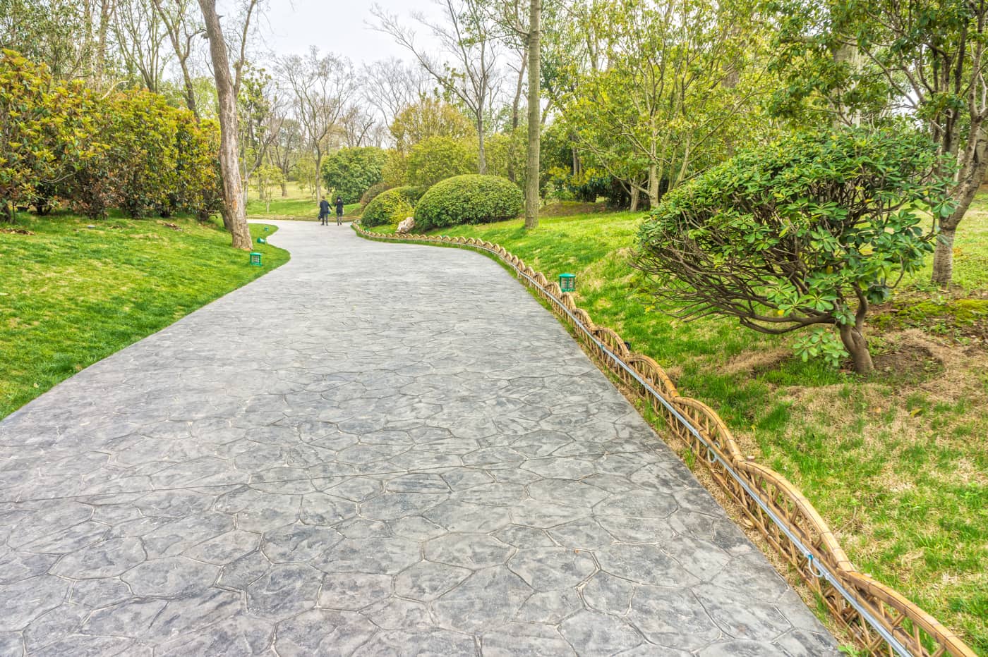  Parc avec végétation et allée décorée en béton imprimé à Carcassonne.
