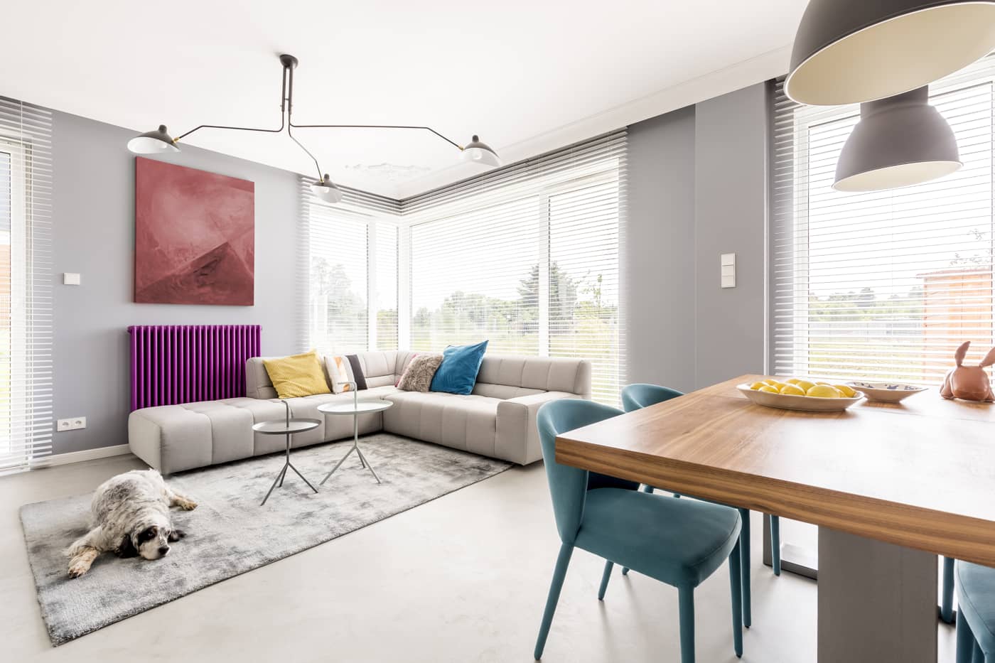 Vivienda con salón moderno con microcemento en pavimento y paredes Vivienda con salón moderno con microcemento en pavimento y paredes