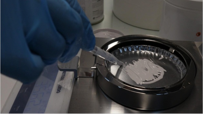 Test in Topciment®’s laboratory for the GEOSEAL project: a pipette applying a material sample onto a plate to evaluate results.