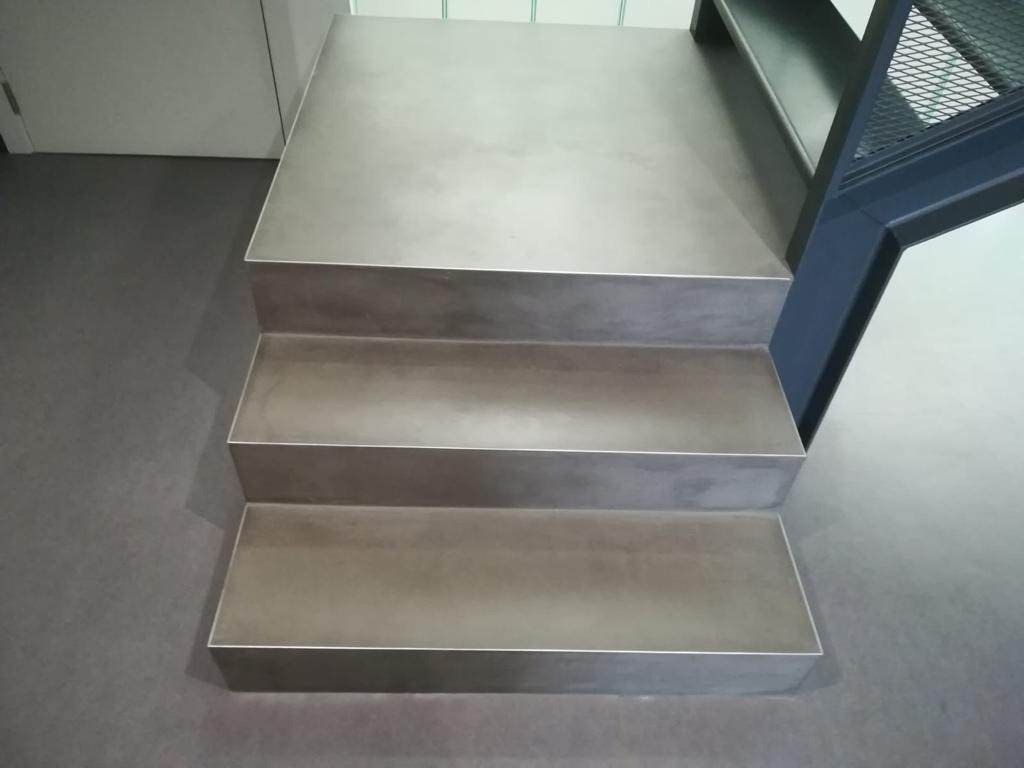 Escalier en microciment couleur ivoire avec profil aluminium