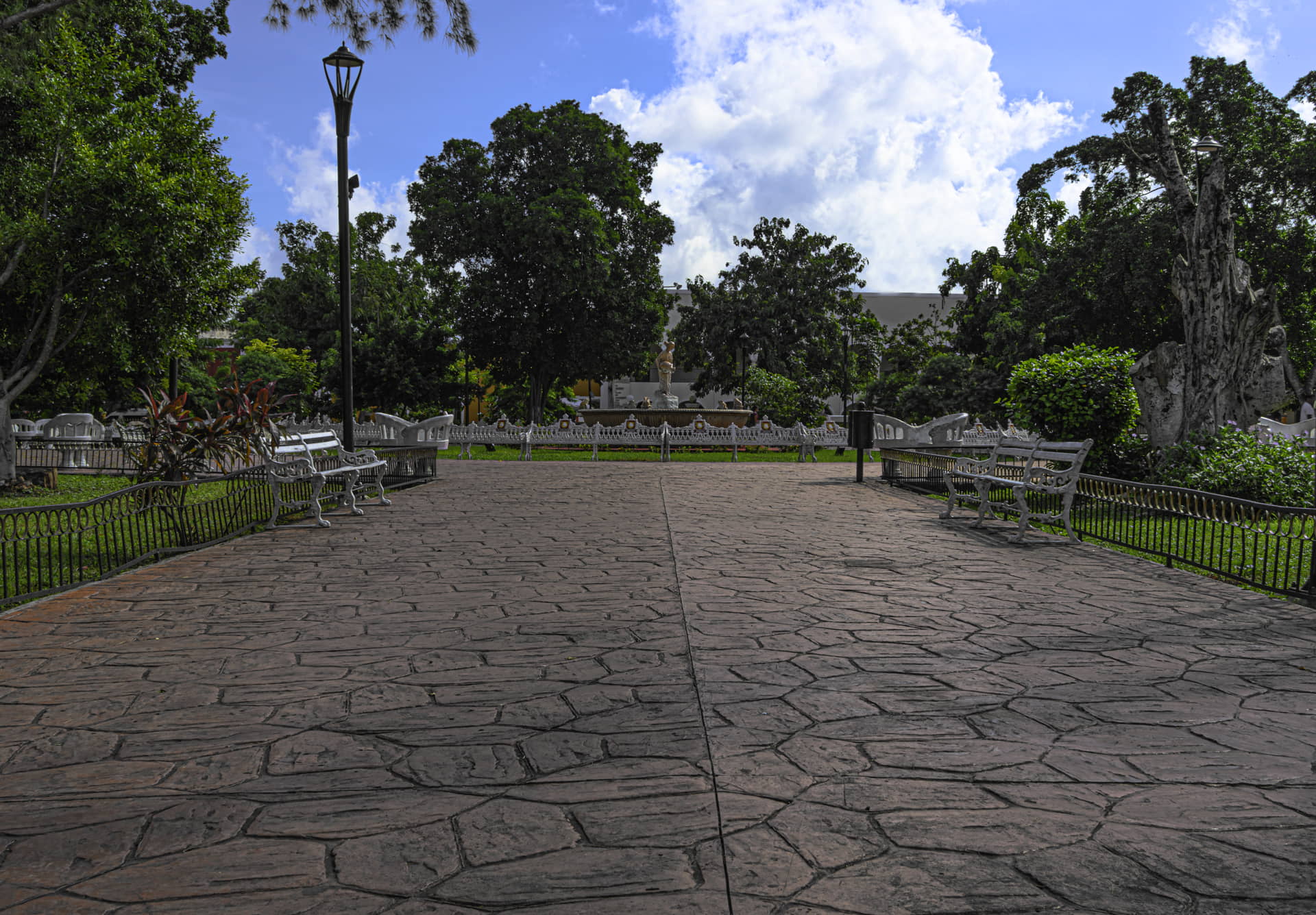  Parque con pavimento de piedra revestido con hormigón impreso en Jávea.
