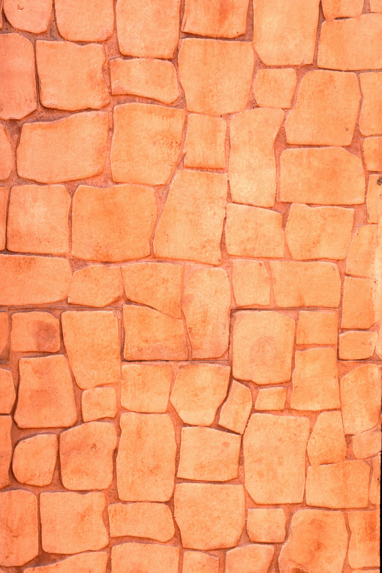Hormigón impreso vertical efecto piedras color anaranjado Hormigón impreso vertical efecto piedras color anaranjado