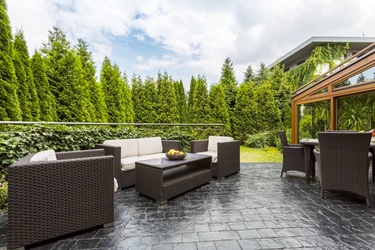 Grande terrasse à l'aspect naturel avec un espace de rencontre et recouverte d'un sol en béton imprimé à Annecy.
 