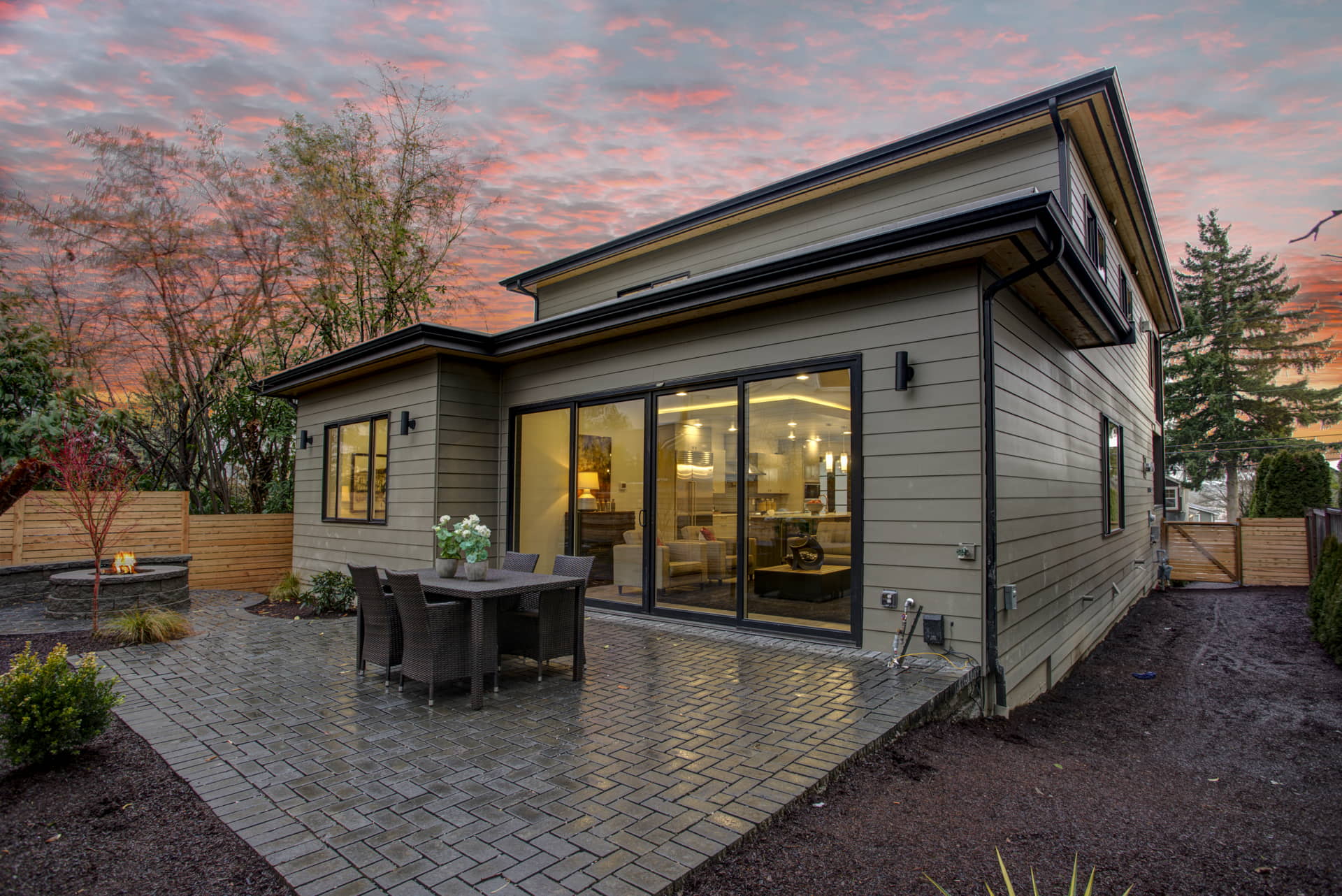 Maison en bois avec terrasse et sol de style brique avec béton imprimé à  Nancy. 