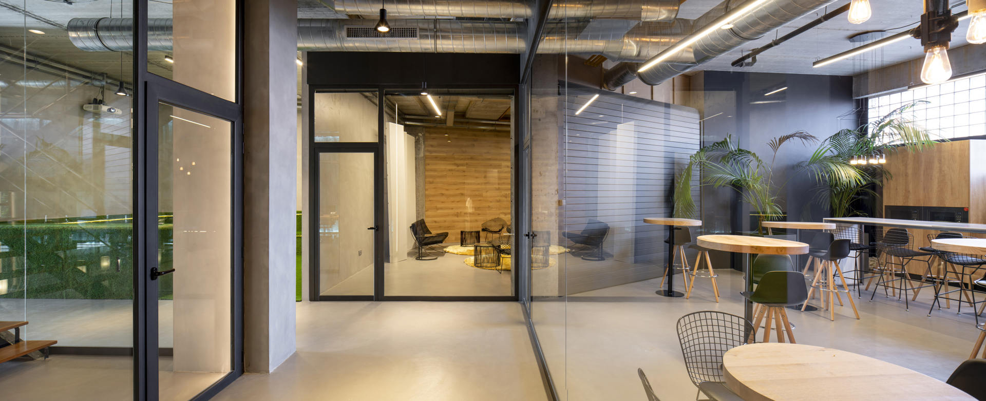 oficina con piso de cemento decorativo 