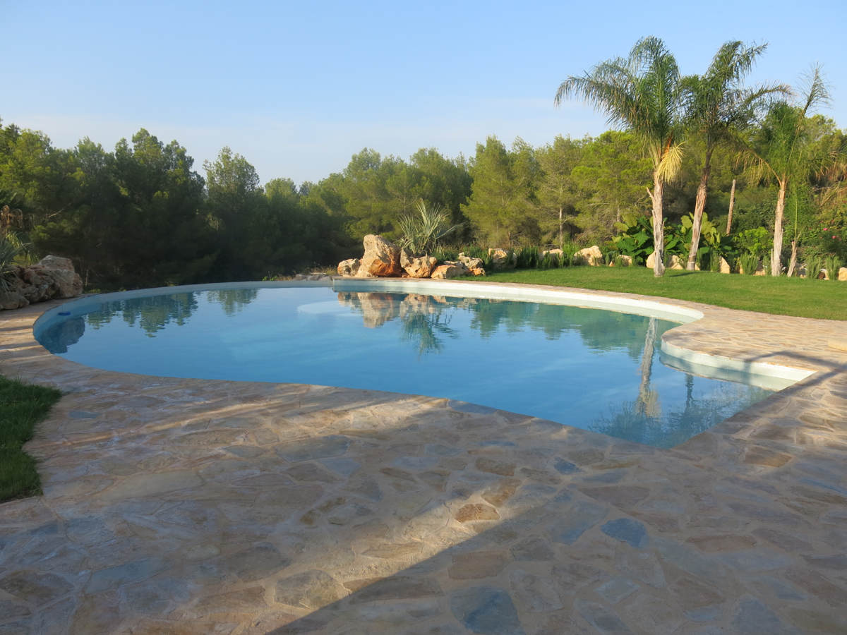 Piscina con vaso de microcemento en Marbella Piscina con vaso de microcemento en Marbella