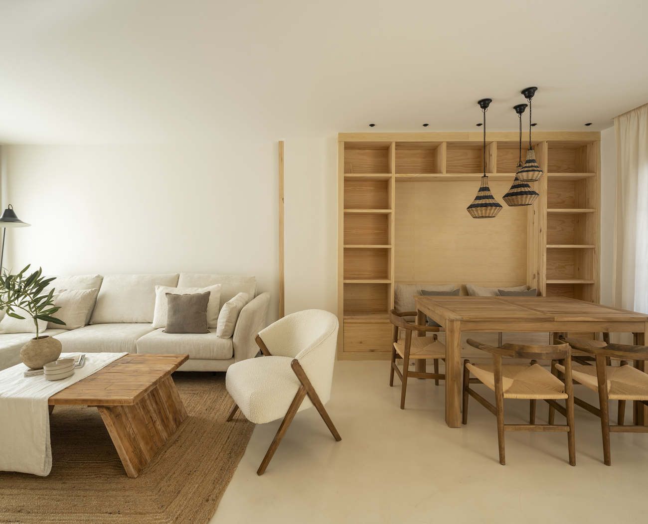 Salón con suelo de microcemento en Ibiza Salón con suelo de microcemento en Ibiza