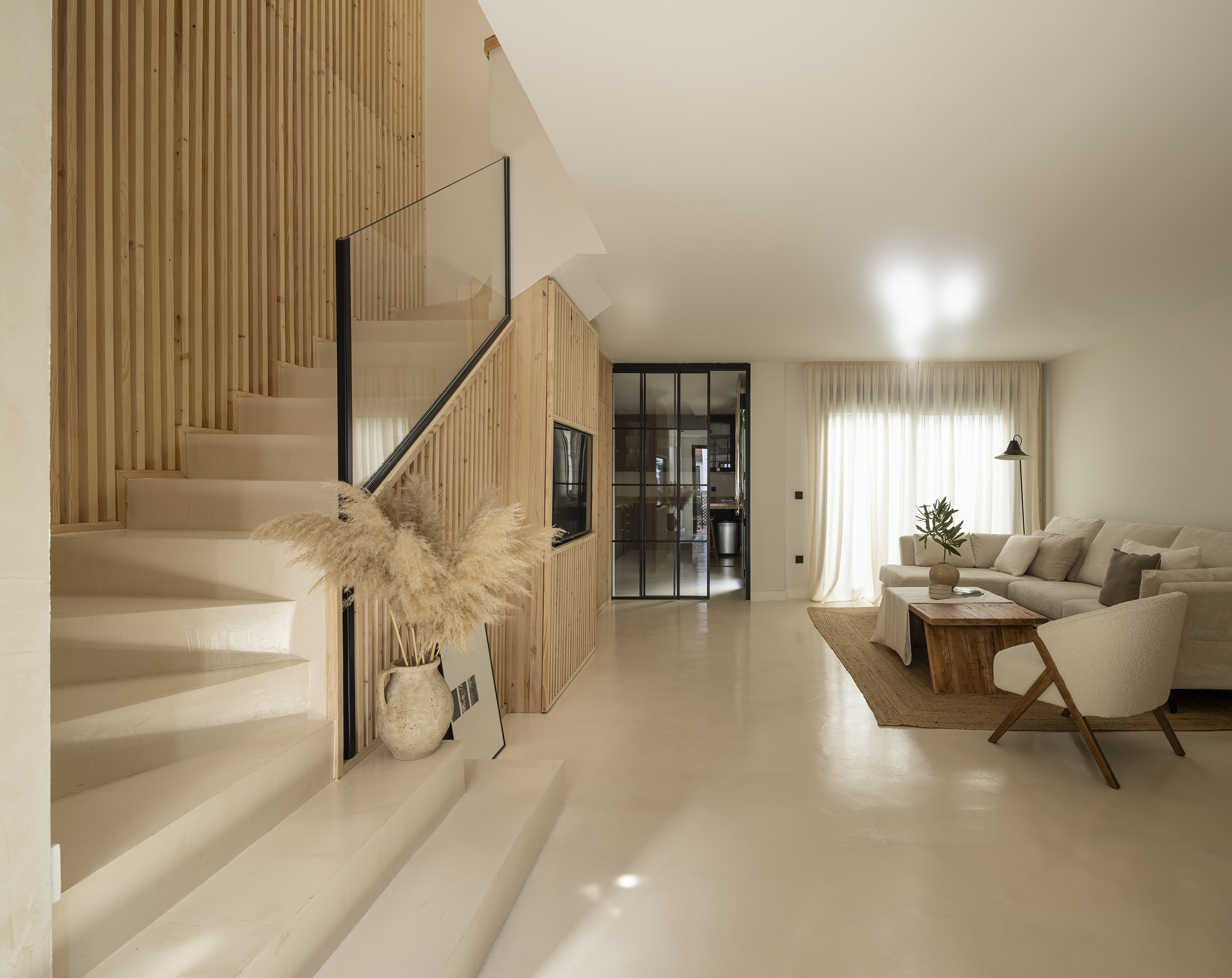 salón con suelo y escalera de microcemento en Granada salón con suelo y escalera de microcemento en Granada