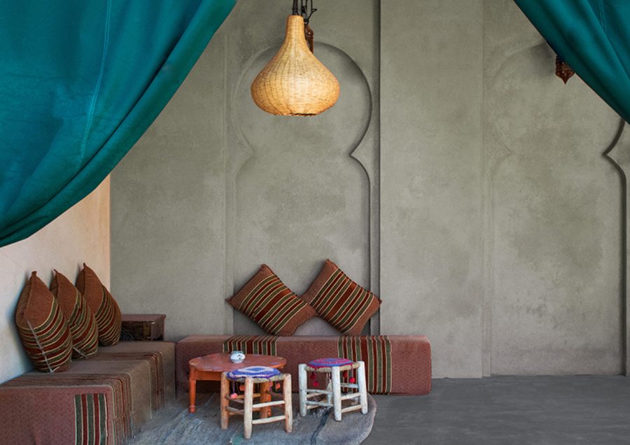 Marokkanisches Wohnzimmer mit Kalkmörtel an Wänden und Boden 