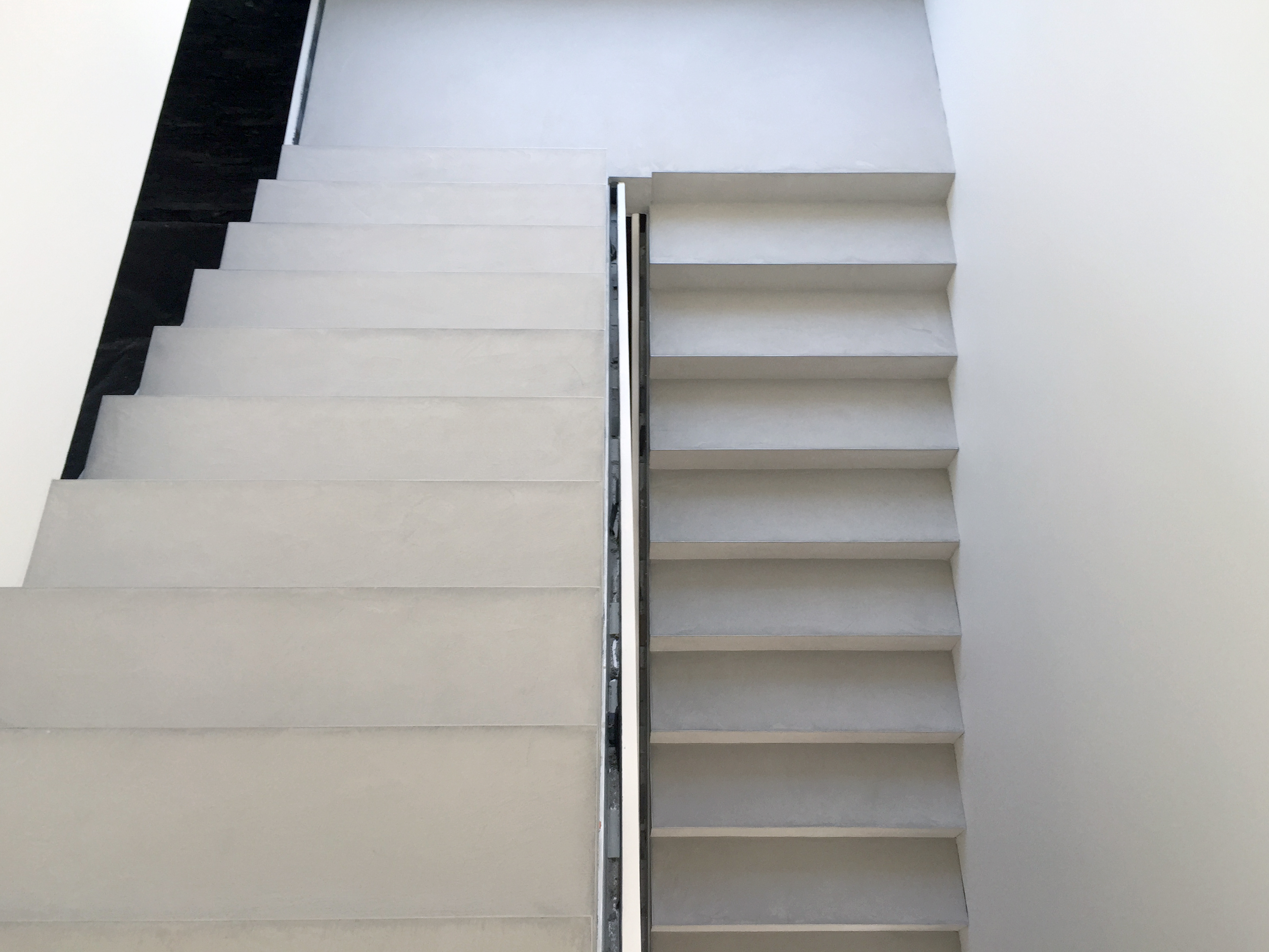 vivienda en Granada con escaleras de microcemento gris 