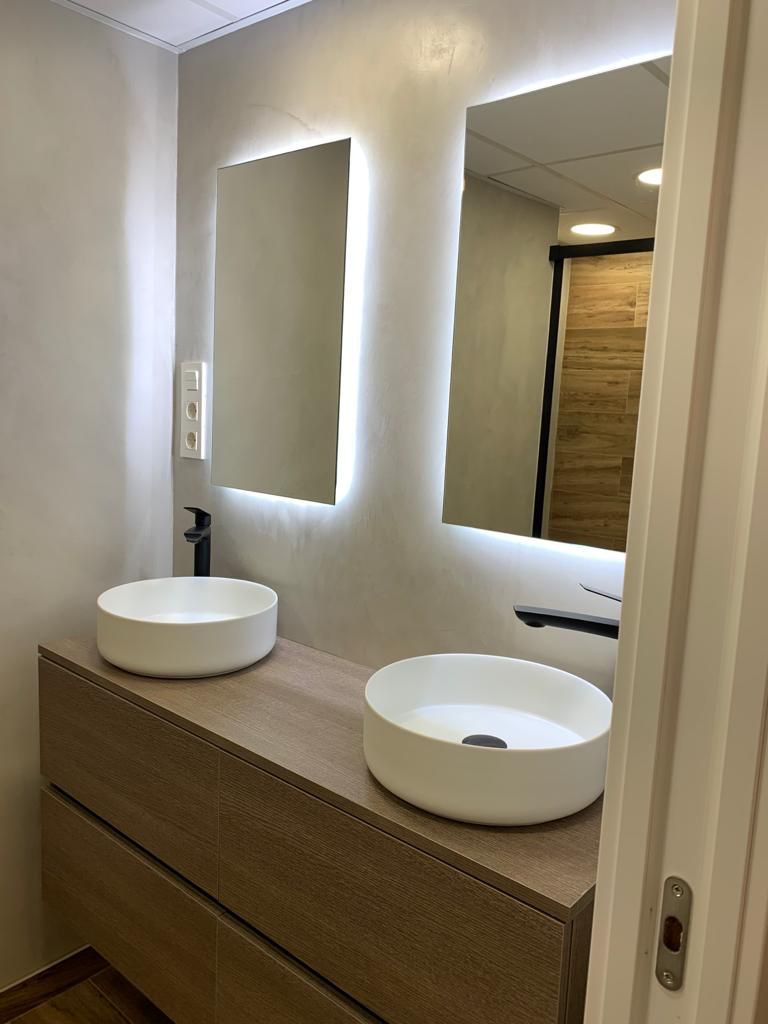 Paredes microcemento gris baño Paredes de microcemento gris en baño