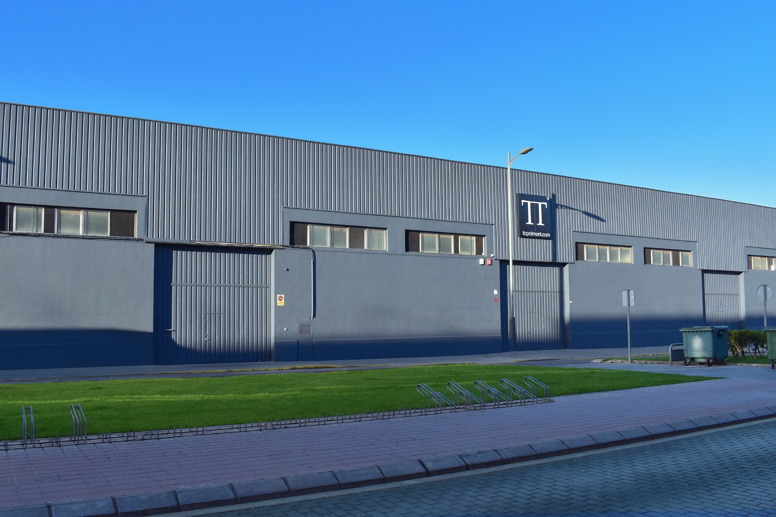 Facade of the Topciment® microcement factory in Manises (Valencia), exterior view.