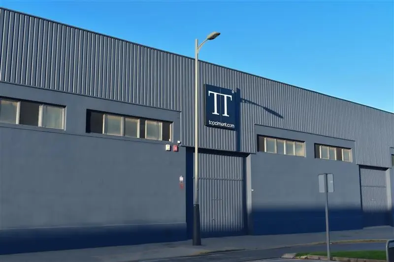 Topciment® warehouse in Valencia, Spain. Exterior view of the Topciment® warehouse located in Valencia, Spain.
