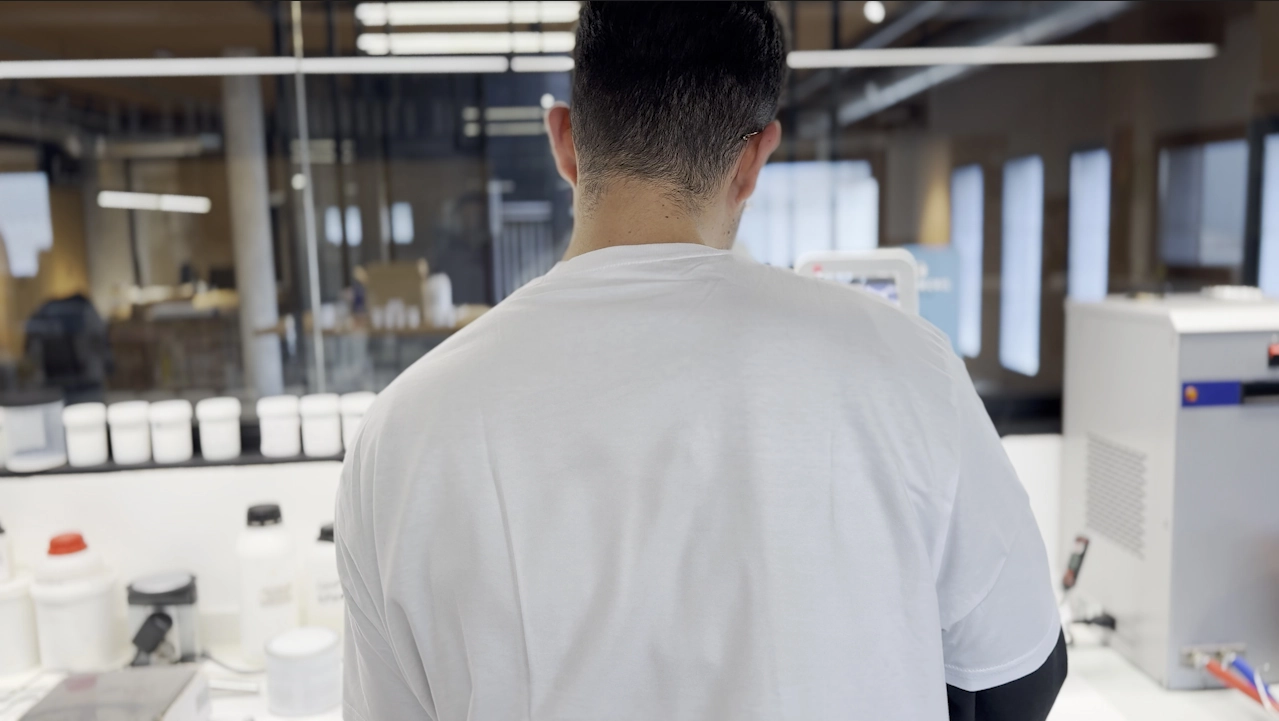 pruebas-proyecto-zenex-laboratorio-topciment.webp Químico en el laboratorio de Topciment® haciendo ensayos para el proyecto sostenible y pionero ZENEX