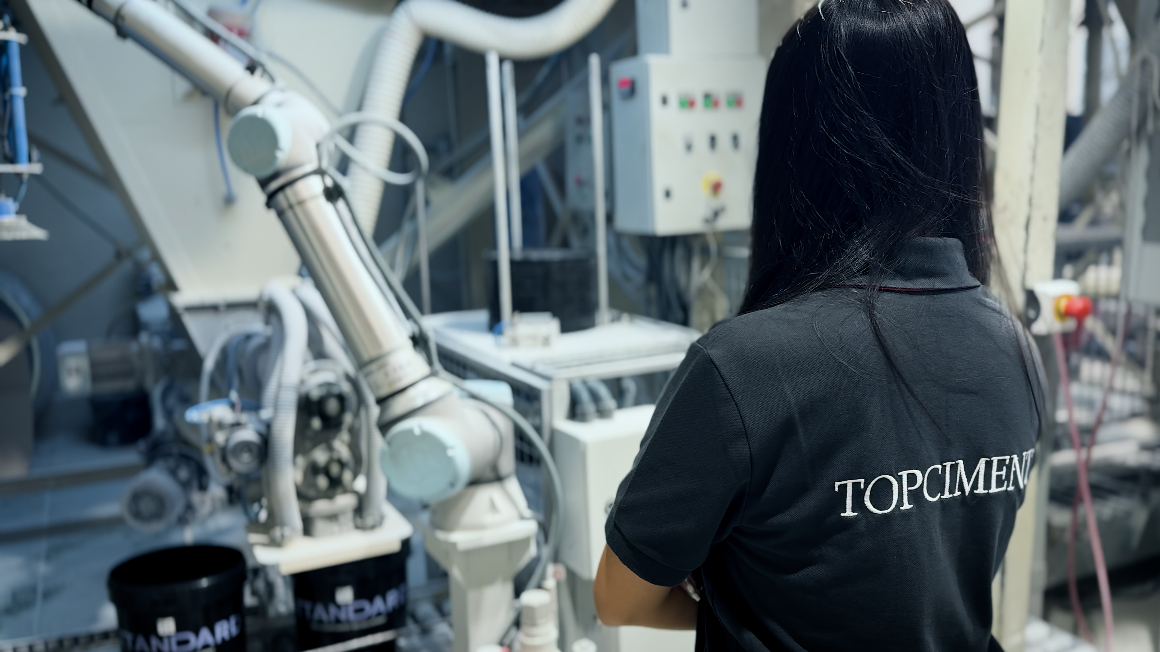 Topciment® employee supervising the new industrial equipment at one of the factories in Valencia to boost production efficiency and sustainability.