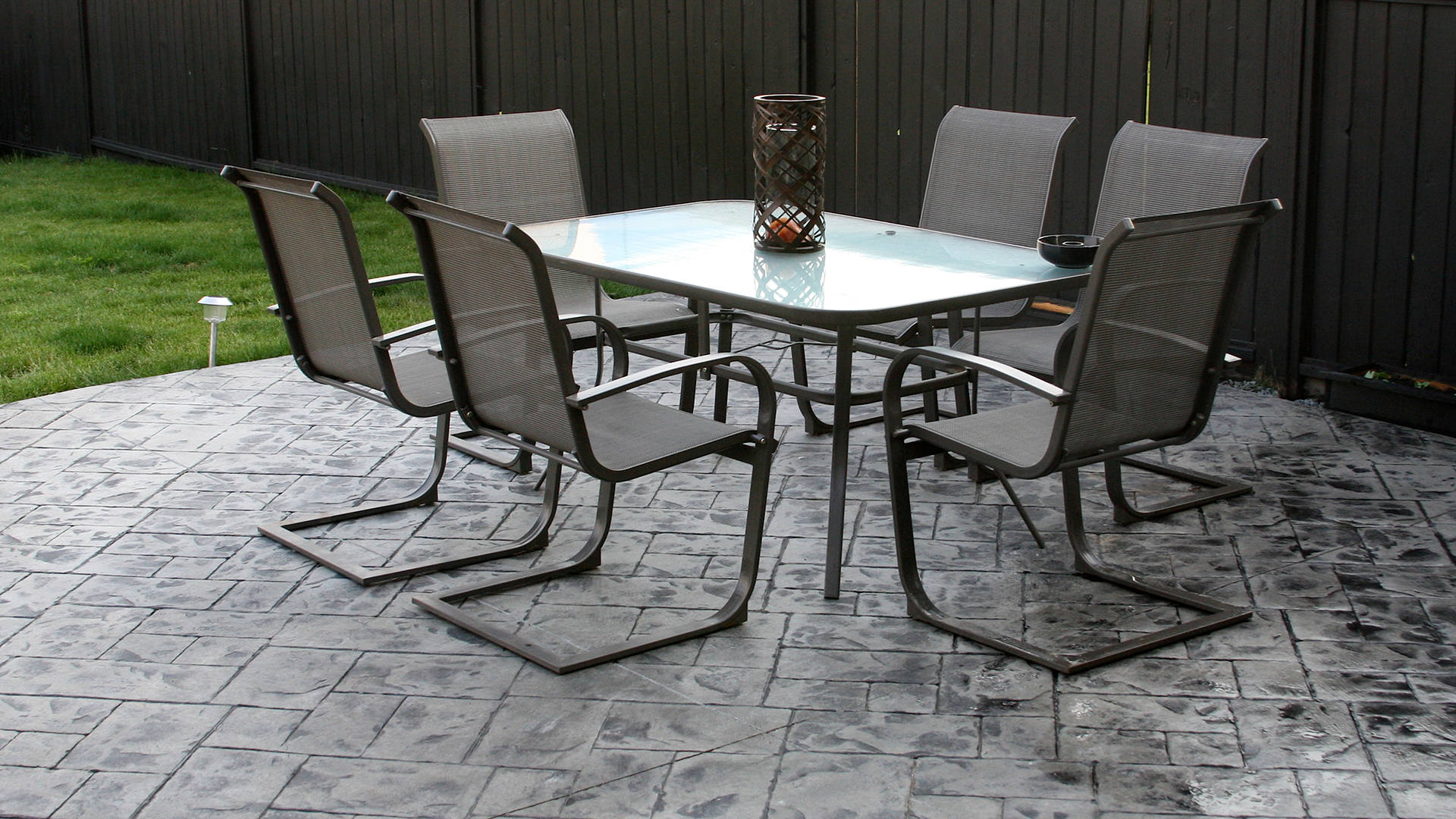 terrasse avec sol en béton imprimé imitation pierre grise 