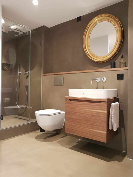 Kúpeľňa s mikrocementovou
   podlahou a stenami vo Švajčiarsku 