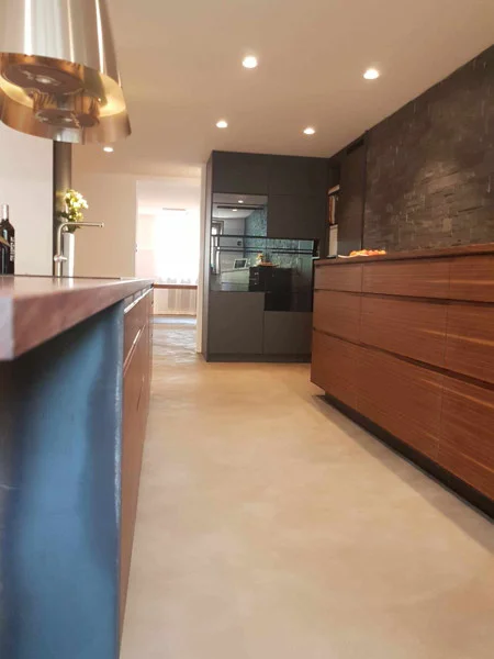 Microcement in sand-coloured kitchen 