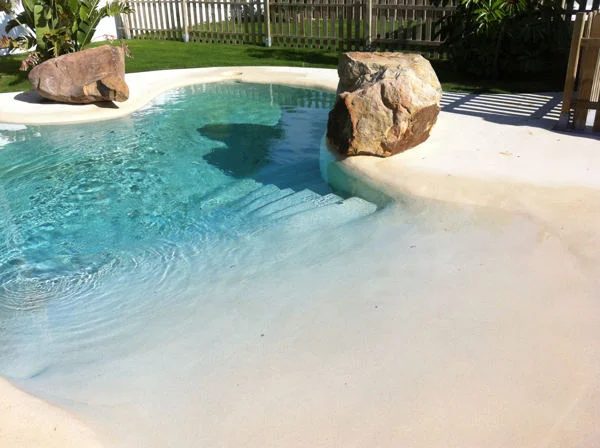 Swimming pool coping in off-white microcement