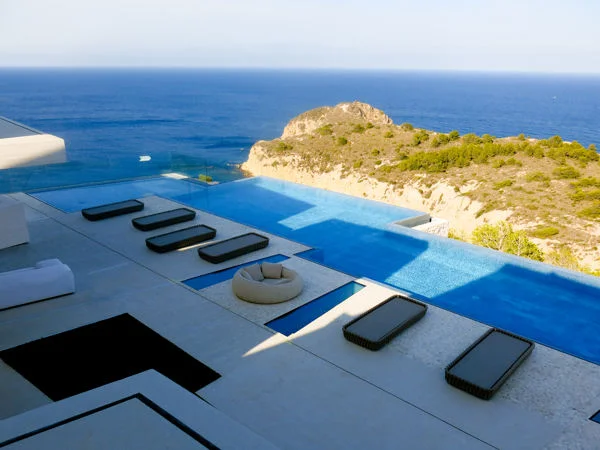 Modern zwembad van beton ciré