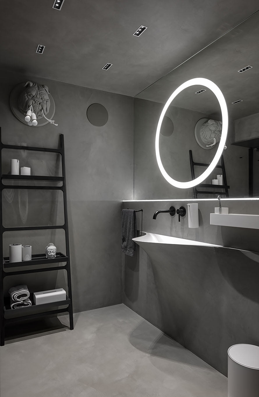 Bagno con microcemento su pavimento, soffitto e pareti.