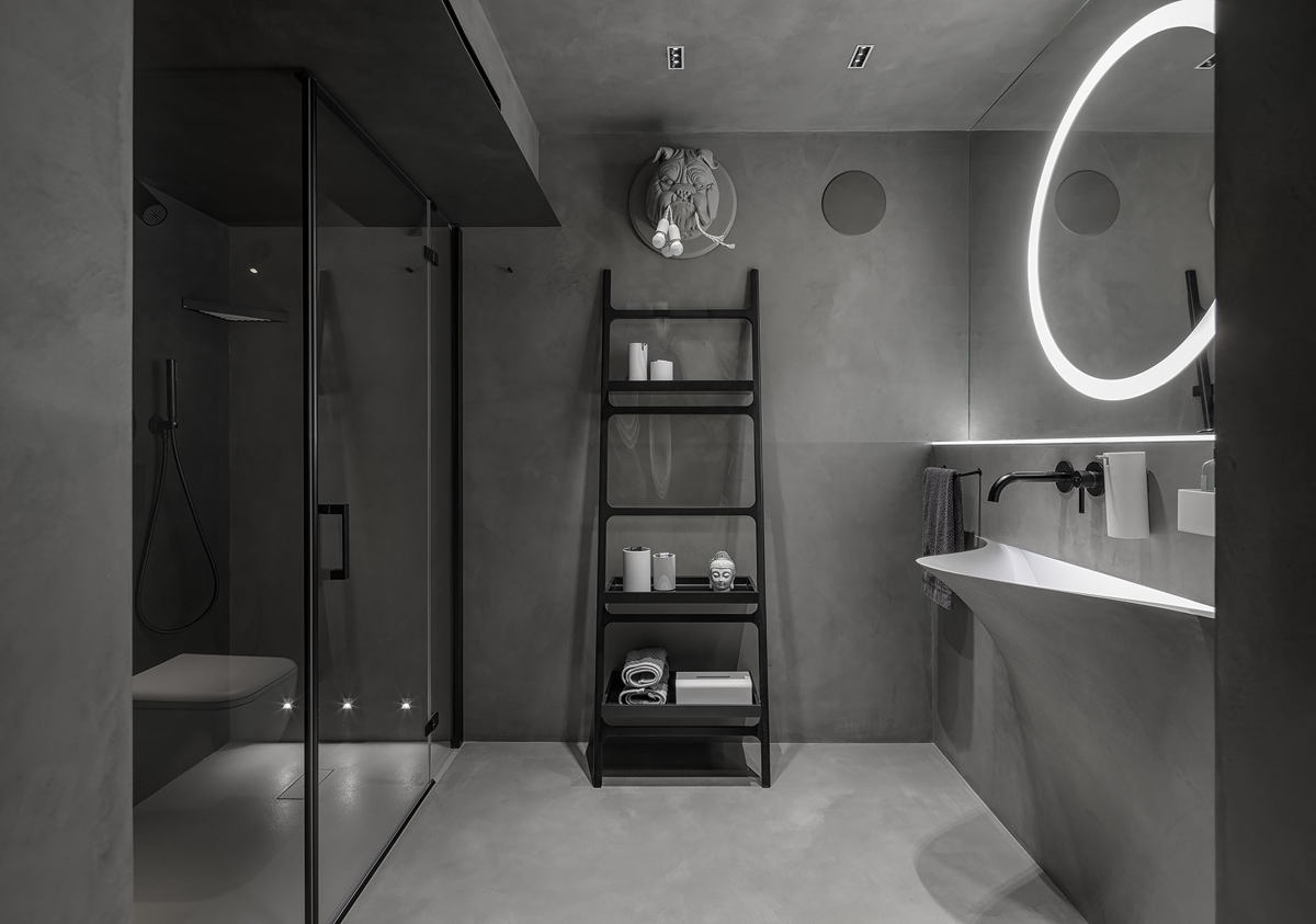 Bagno con microcemento in lavabo, pareti, soffitto e doccia.