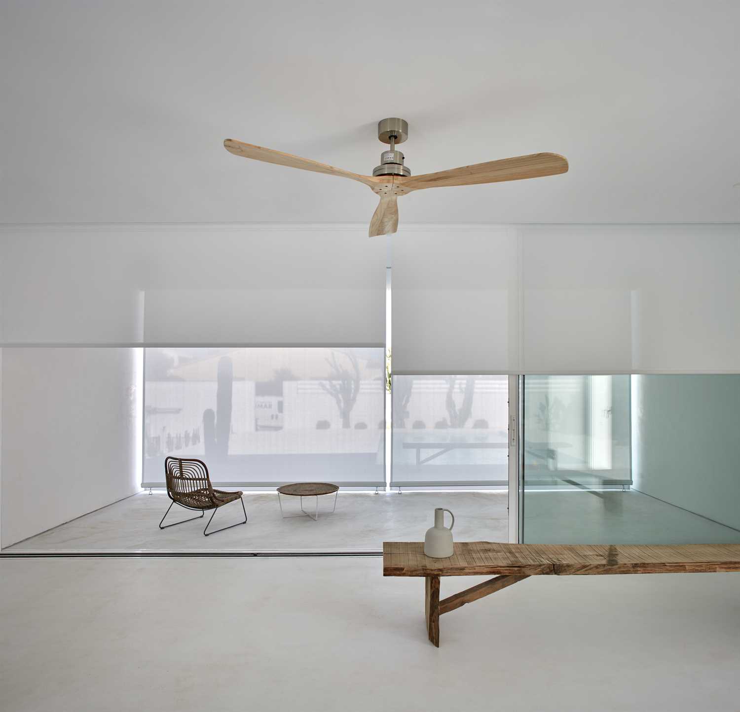 Microcemento bianco su pareti, pavimento e soffitto del soggiorno.