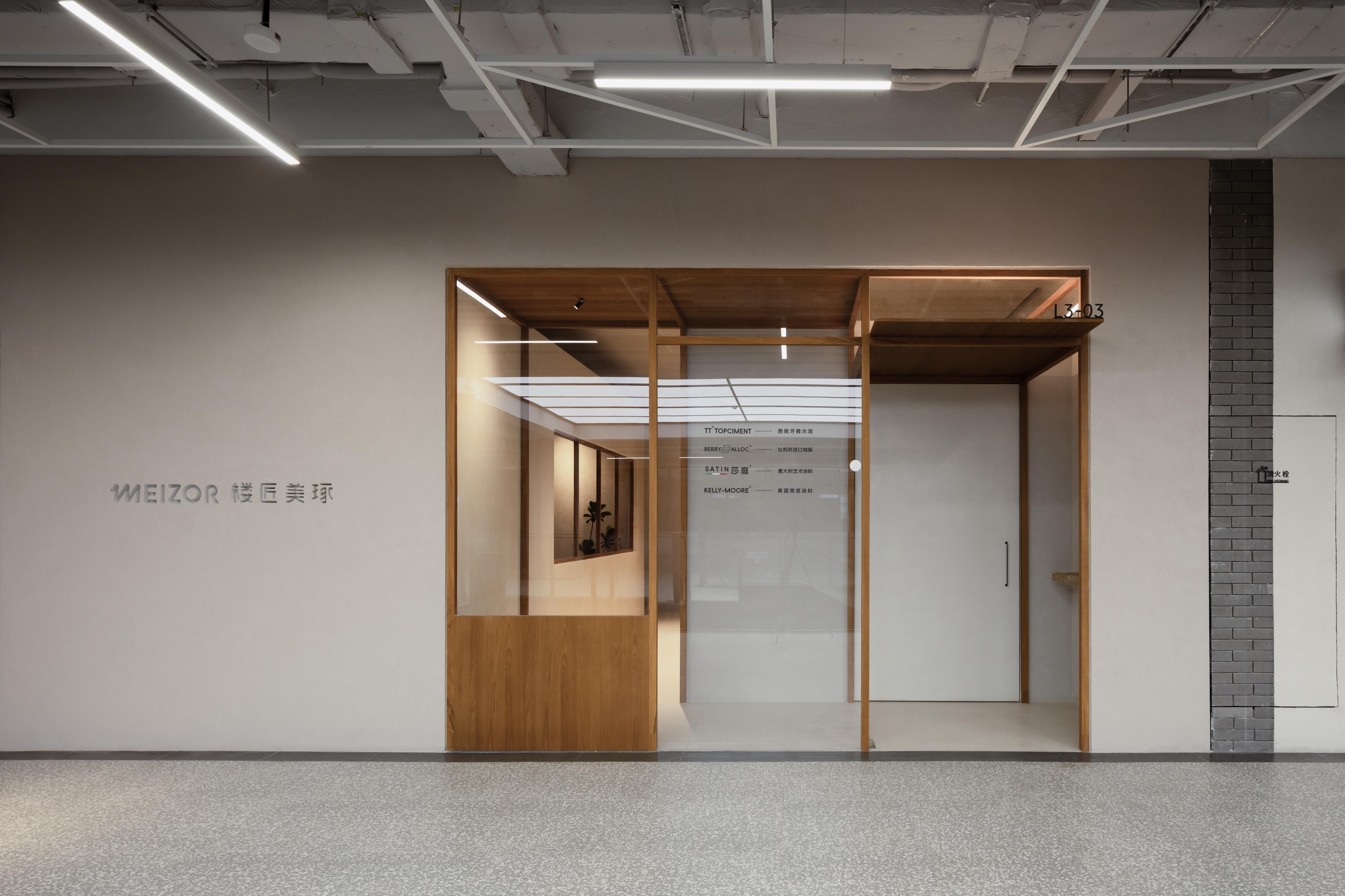 Gradini all'ingresso di una casa a Kiev nel progetto Luce.