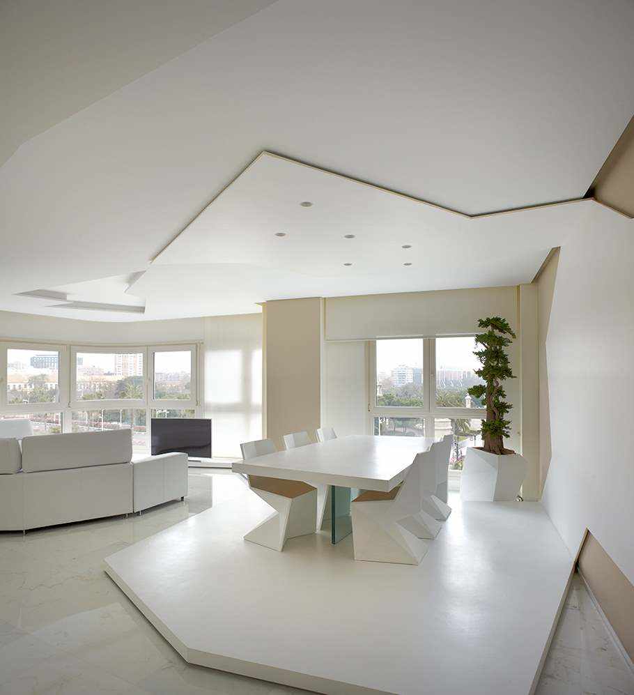 Microcemento bianco su pareti, soffitto e soffitto nel Progetto Reverter.