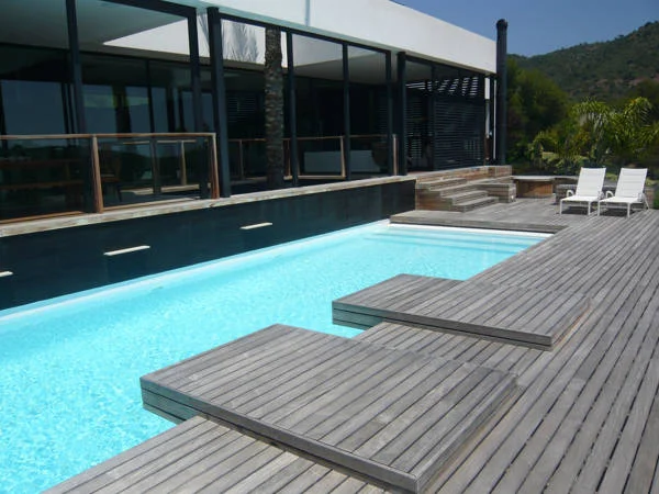 Piscina microcemento parquet legno