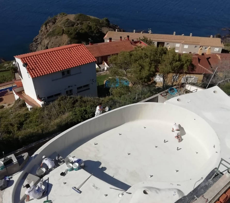 Professionisti che applicano microcemento Atlanttic in una piscina di Girona