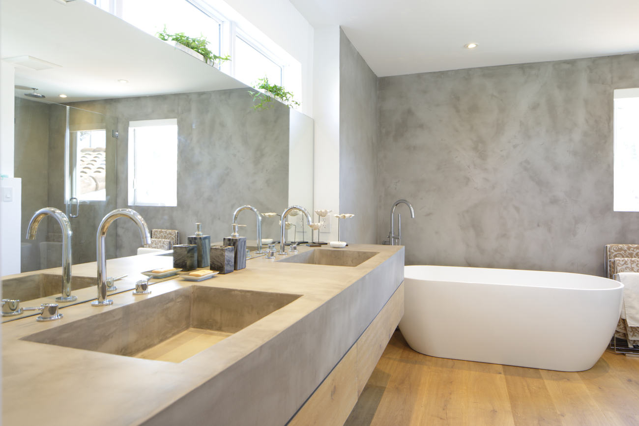 Bagno con microcemento grigio sulla parete.