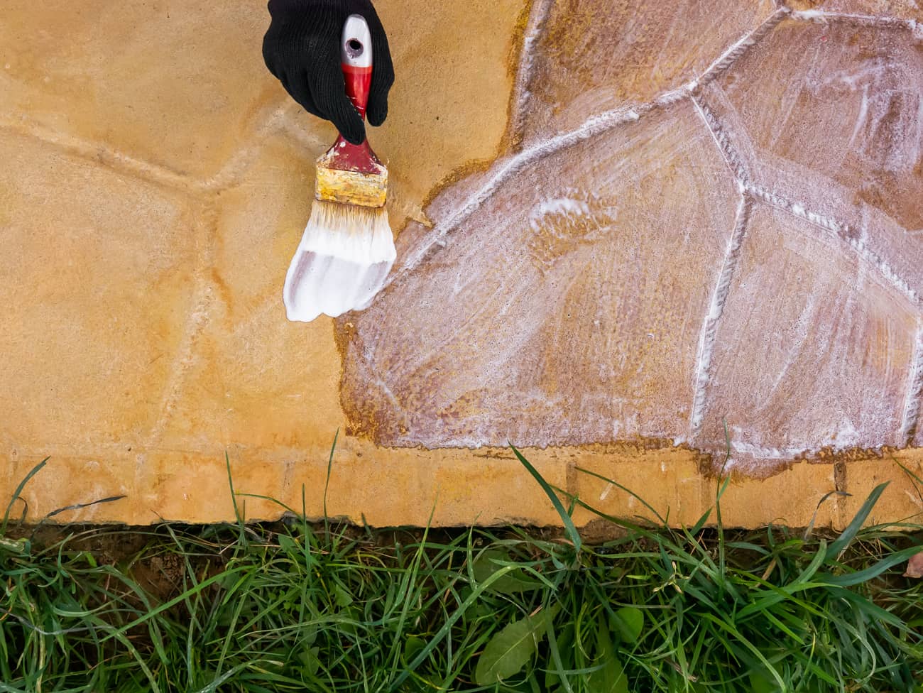 Manutenzione di calcestruzzo stampato in un giardino