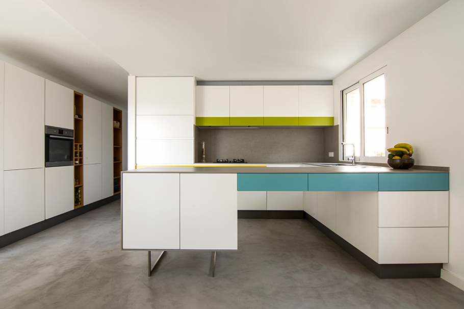 Cucina ristrutturata con microcemento su pavimento, top e paraschizzi.