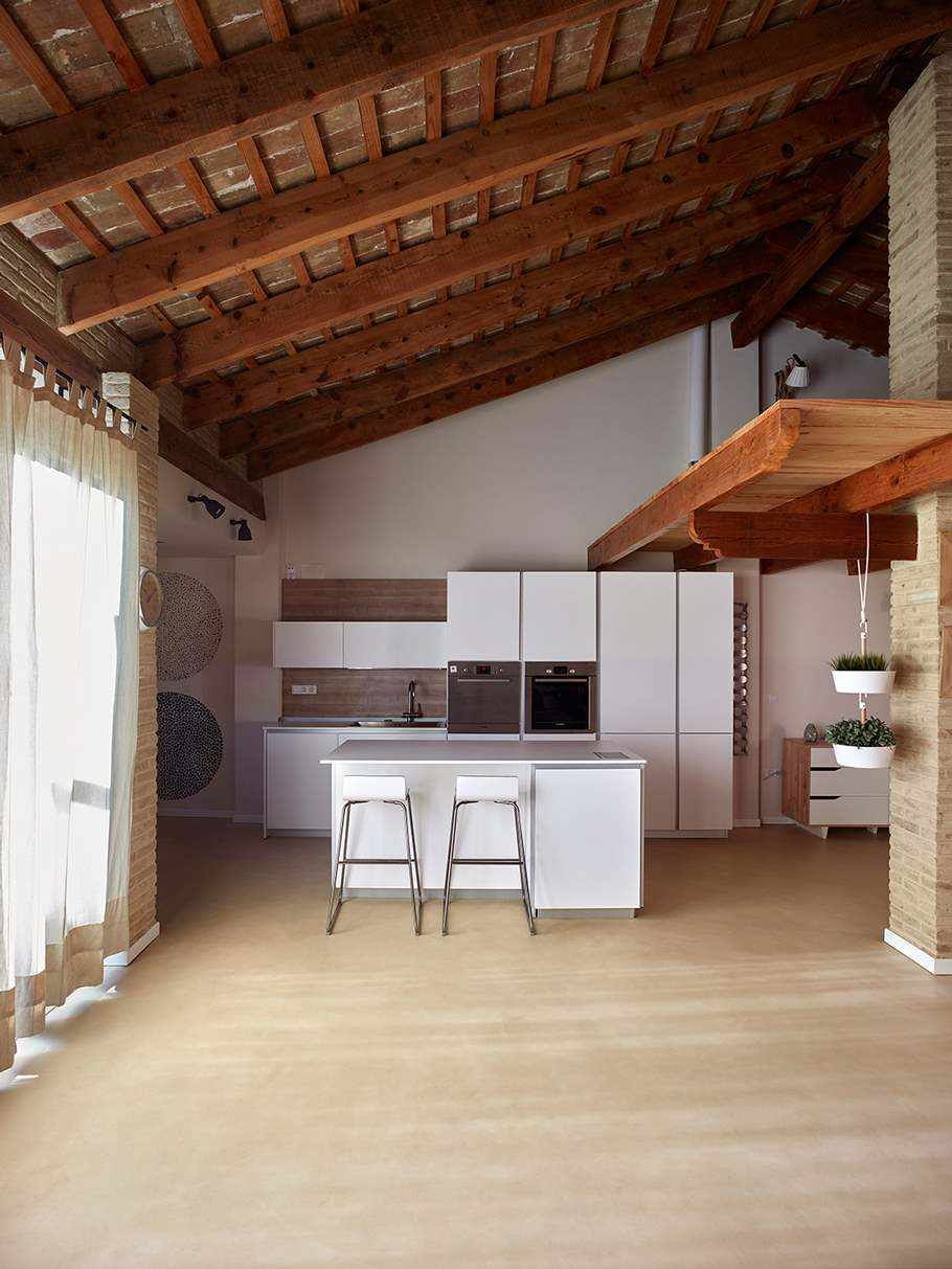 キッチンとリビングルームの床にマイクロセメント、カサ・イザベル